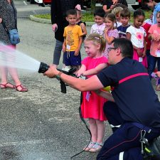 Visite-denfants-de-maternelle-chez-les-pompiers