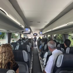 Ceremonie-des-nouveaux-arrivants-visite-de-la-ville-en-bus