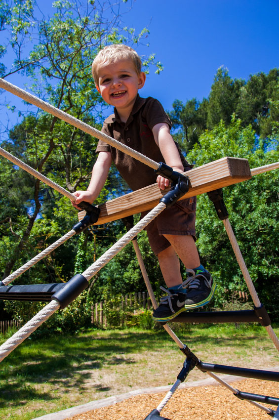 enfant dans une aire de jeux